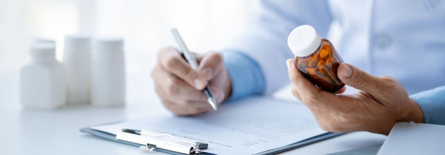 Un doctor receta medicamentos