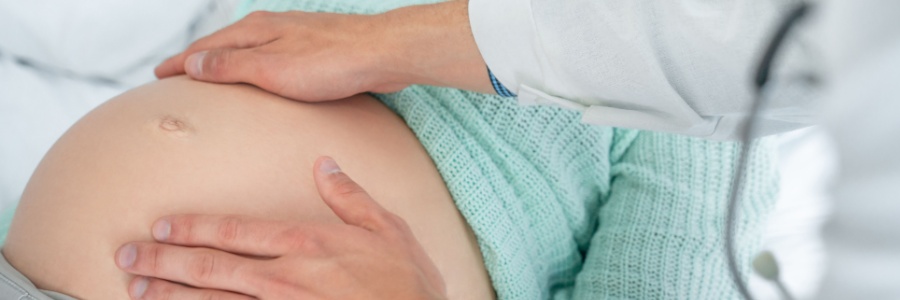 Mujer realizando un chequeo médico